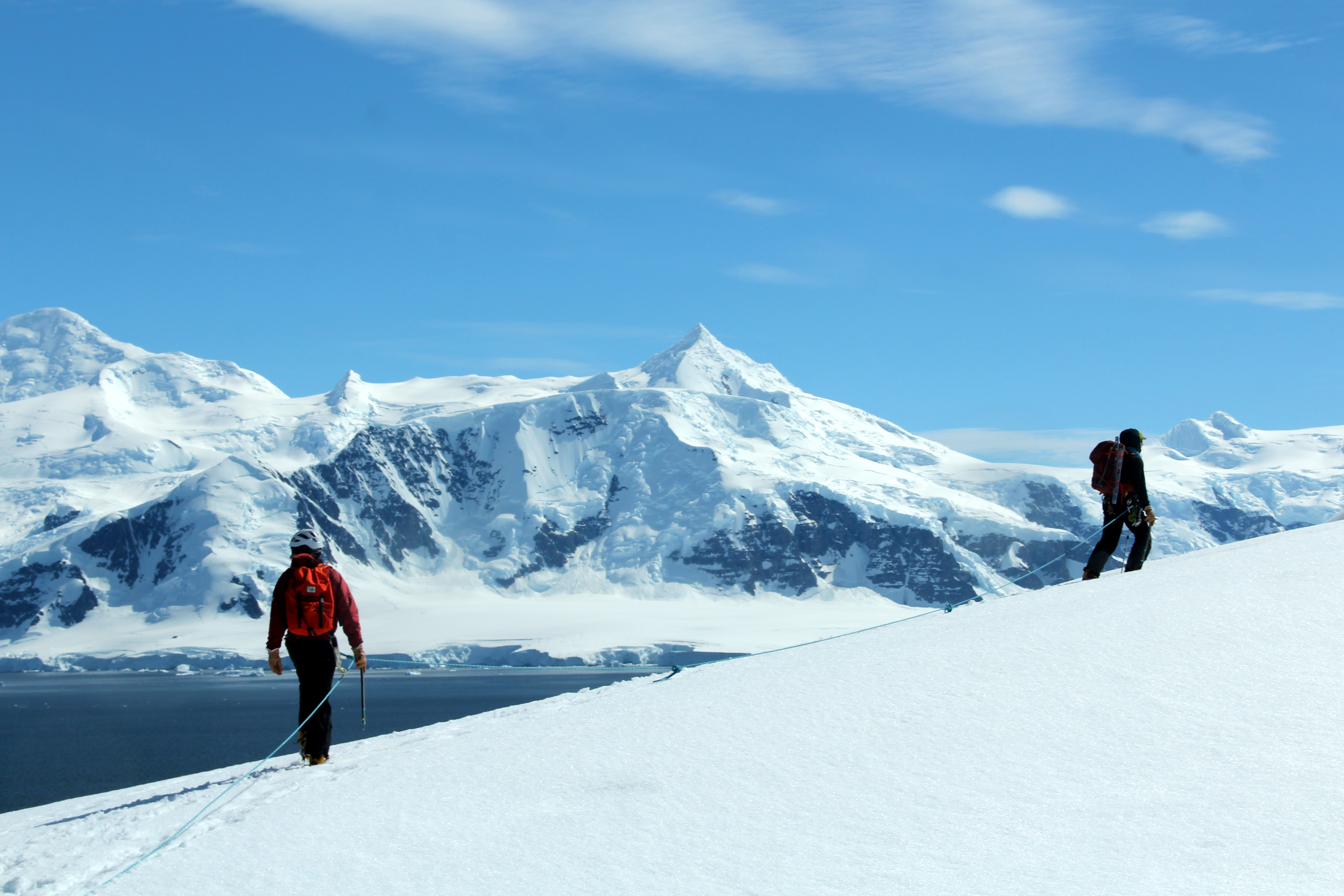 Si and Tom follow the snow crest at the start of the traverse along Reptile Ridge.